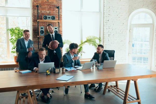 Happy colleagues having fun in office while their colleagues working hard — Stock Photo, Image