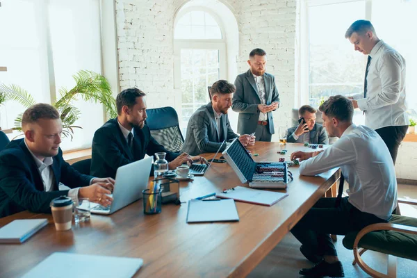 I colleghi felici si divertono in ufficio mentre i loro colleghi lavorano sodo — Foto Stock