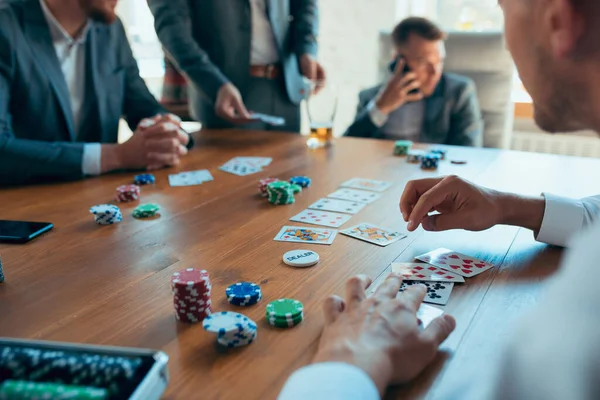 Gelukkige collega 's hebben plezier in het kantoor terwijl hun collega' s hard werken — Stockfoto