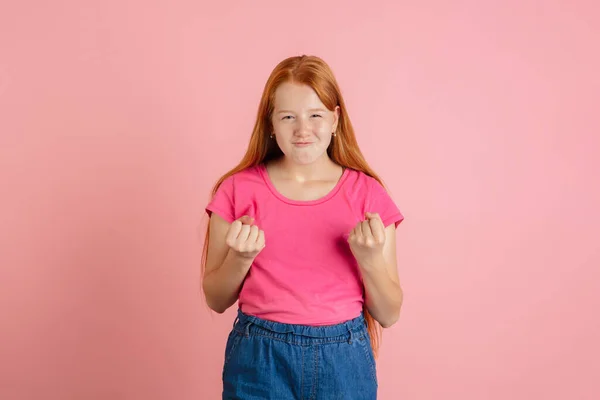 Kaukasische Teenager Mädchen Porträt isoliert auf korallenrosa Studiohintergrund. — Stockfoto