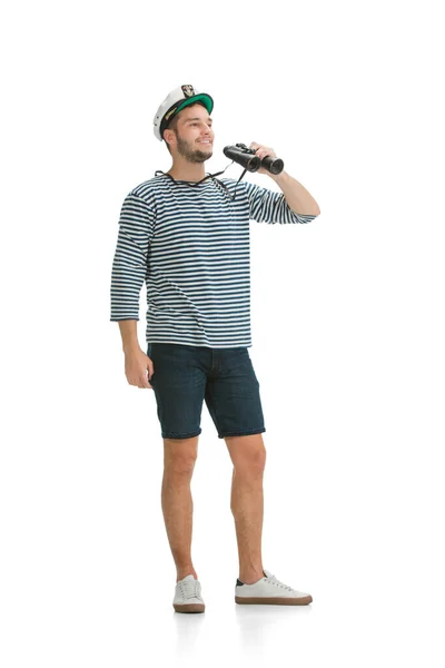 Marinheiro masculino caucasiano em uniforme isolado em fundo estúdio branco — Fotografia de Stock