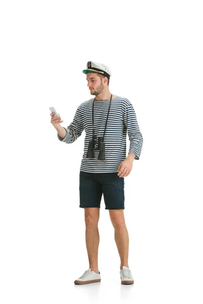 Marinheiro masculino caucasiano em uniforme isolado em fundo estúdio branco — Fotografia de Stock