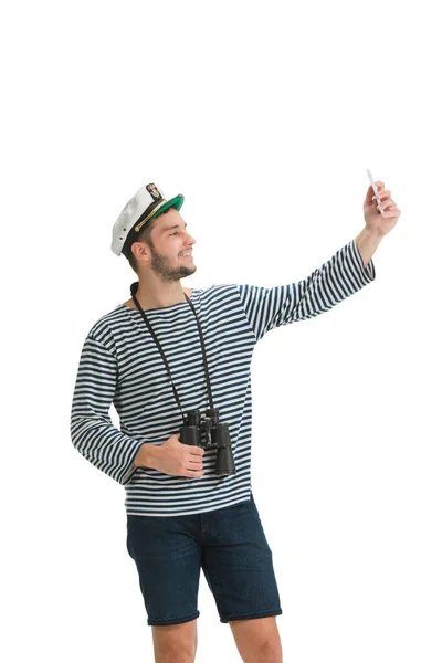 Marinheiro masculino caucasiano em uniforme isolado em fundo estúdio branco — Fotografia de Stock