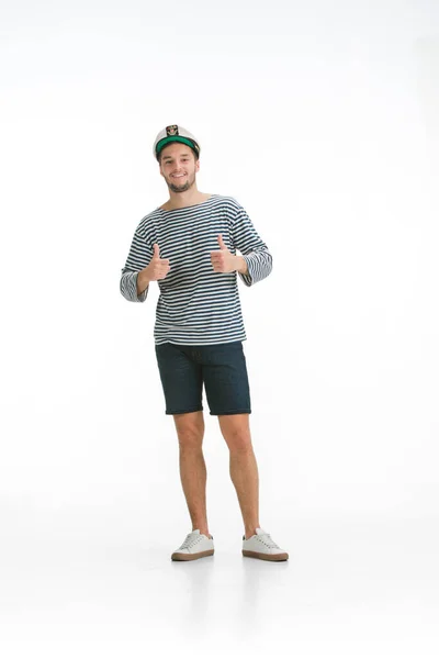 Marinheiro masculino caucasiano em uniforme isolado em fundo estúdio branco — Fotografia de Stock