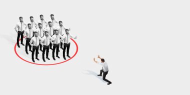 İnsanların sosyal mesafeyi gösteren atölye görüntüleri ve oklar ayrılığı gösteriyor..