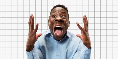 Arka planda mozaik fayansların üzerinde Afro-Amerikalı erkekler portresi,