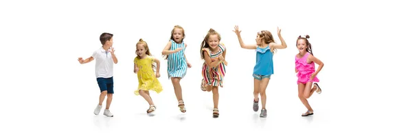 Feliz poco caucásico niños saltando y corriendo aislado sobre fondo blanco — Foto de Stock