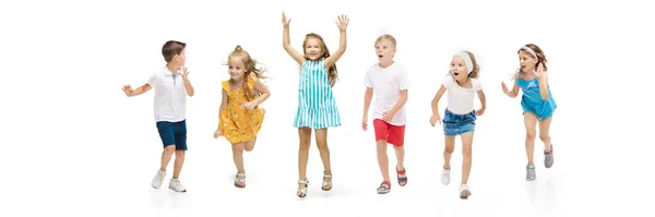 Glückliche kleine kaukasische Kinder springen und rennen isoliert auf weißem Hintergrund — Stockfoto