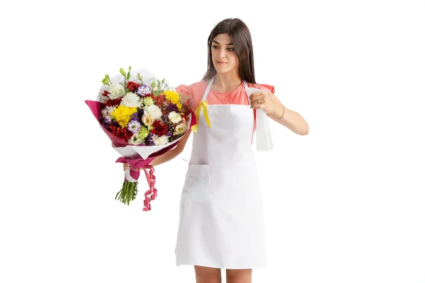 Mujer joven, florista con ramo aislado sobre fondo blanco del estudio —  Fotos de Stock