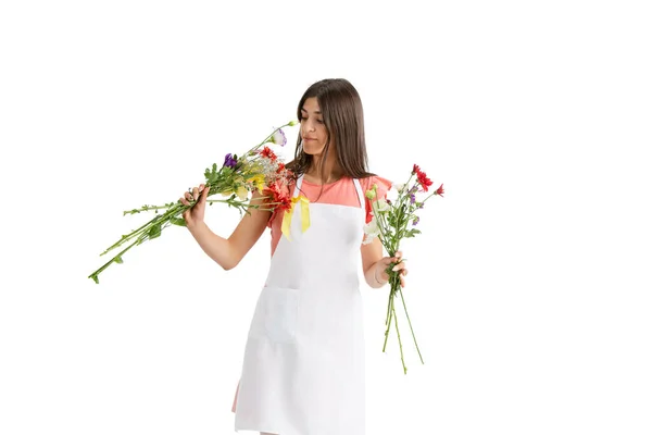 年轻女子，花匠，花束隔离在白色的工作室背景 — 图库照片