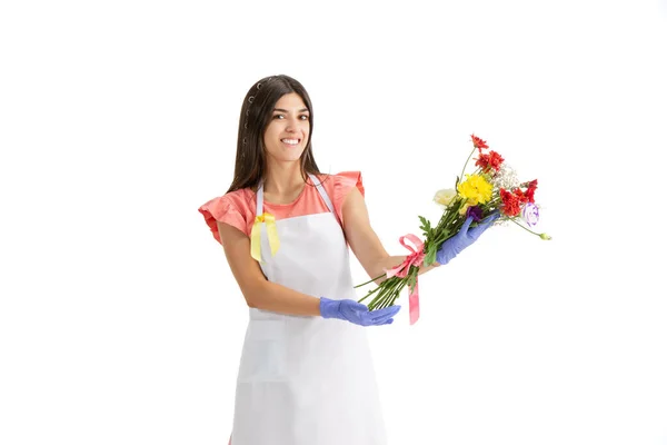 Mulher jovem, florista com buquê isolado no fundo do estúdio branco — Fotografia de Stock