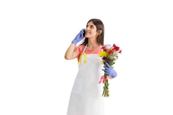 Mulher jovem, florista com buquê isolado no fundo do estúdio branco — Fotografia de Stock