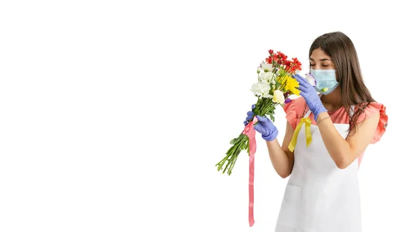 Mujer joven, florista con ramo aislado sobre fondo blanco del estudio — Foto de Stock