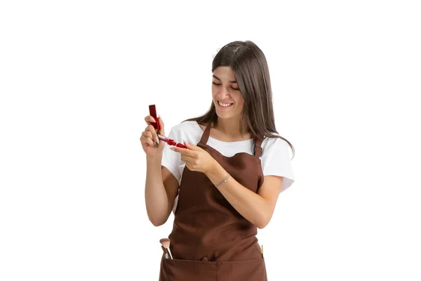 Mujer joven, visagiste con cosméticos aislados sobre fondo blanco del estudio — Foto de Stock