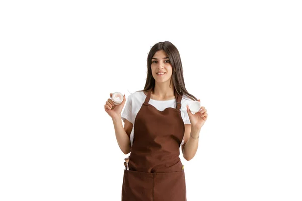 Mujer joven, visagiste con cosméticos aislados sobre fondo blanco del estudio —  Fotos de Stock