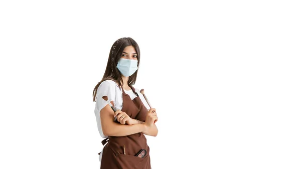 Mujer joven, visagiste con cosméticos aislados sobre fondo blanco del estudio — Foto de Stock