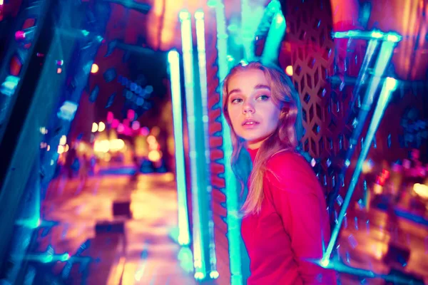 Filmisches Porträt einer hübschen jungen Frau im neonbeleuchteten Raum, stilvolle Musikerin — Stockfoto