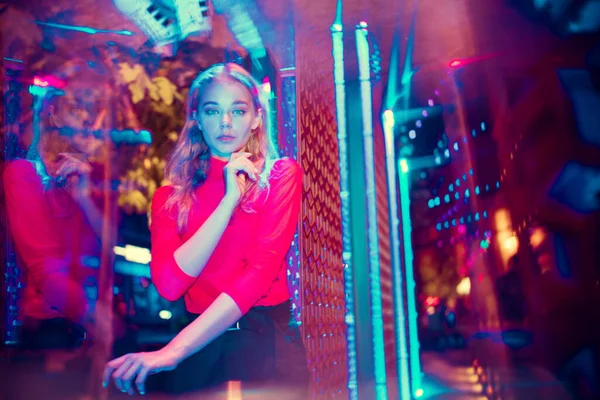 Retrato cinematográfico de bela jovem mulher no quarto iluminado néon, músico elegante — Fotografia de Stock