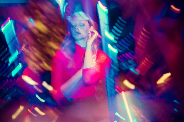 Retrato cinematográfico de bela jovem mulher no quarto iluminado néon, músico elegante — Fotografia de Stock