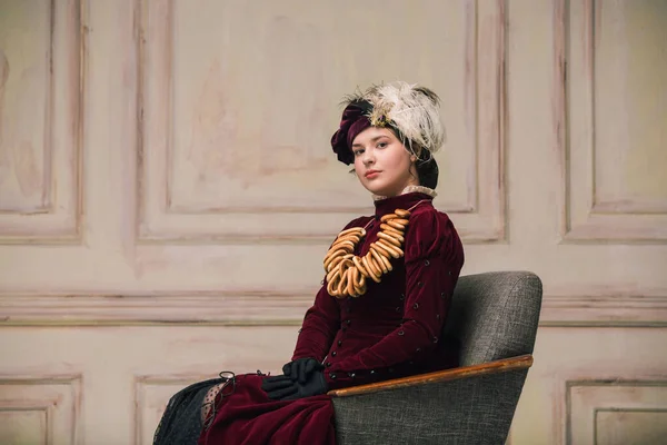 Nowoczesny modny wygląd Portret Nieznanej Kobiety. Styl retro, porównanie koncepcji ery. — Zdjęcie stockowe