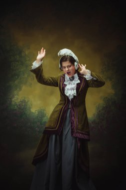 Modern moda görünüş, Rönesans dönemi portresi güzel kadın. Retro biçimi, dönemin karşılaştırması.