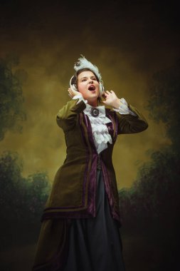 Modern moda görünüş, Rönesans dönemi portresi güzel kadın. Retro biçimi, dönemin karşılaştırması.