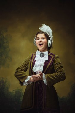 Modern moda görünüş, Rönesans dönemi portresi güzel kadın. Retro biçimi, dönemin karşılaştırması.