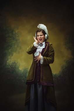 Modern moda görünüş, Rönesans dönemi portresi güzel kadın. Retro biçimi, dönemin karşılaştırması.