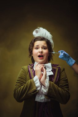 Modern moda görünüş, Rönesans dönemi portresi güzel kadın. Retro biçimi, dönemin karşılaştırması.