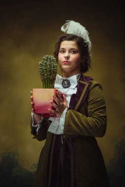 Modern moda görünüş, Rönesans dönemi portresi güzel kadın. Retro biçimi, dönemin karşılaştırması.