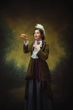 Modern moda görünüş, Rönesans dönemi portresi güzel kadın. Retro biçimi, dönemin karşılaştırması.