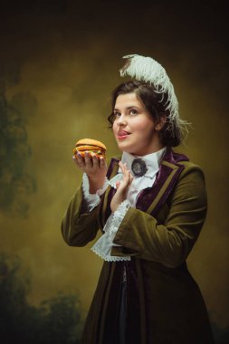 Modern moda görünüş, Rönesans dönemi portresi güzel kadın. Retro biçimi, dönemin karşılaştırması.