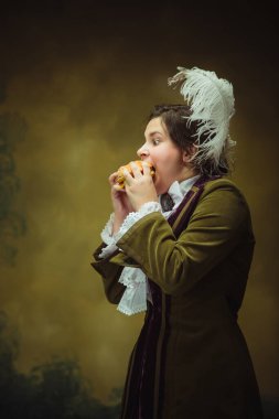 Modern moda görünüş, Rönesans dönemi portresi güzel kadın. Retro biçimi, dönemin karşılaştırması.