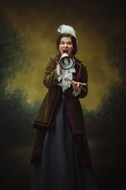 Modern moda görünüş, Rönesans dönemi portresi güzel kadın. Retro biçimi, dönemin karşılaştırması.