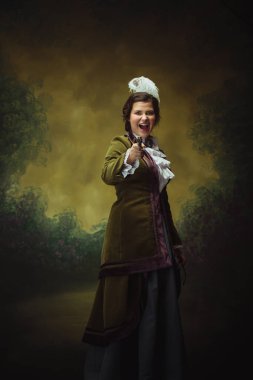 Modern moda görünüş, Rönesans dönemi portresi güzel kadın. Retro biçimi, dönemin karşılaştırması.