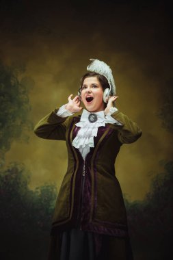 Modern moda görünüş, Rönesans dönemi portresi güzel kadın. Retro biçimi, dönemin karşılaştırması.