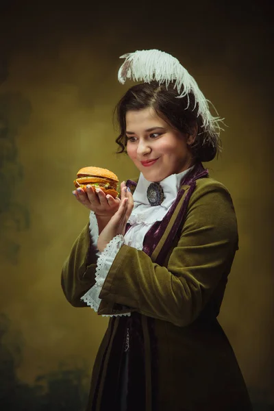 Olhar moderno da moda, retrato do período renascentista mulher bonita. Estilo retro, comparação do conceito eras. — Fotografia de Stock