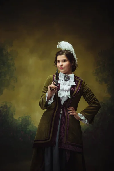 Moderner trendiger Look, Porträt einer schönen Frau aus der Renaissance. Retro-Stil, Vergleich des Epochenkonzepts. — Stockfoto