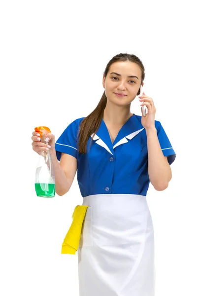 Retrato de mulher feita, trabalhador de limpeza em uniforme branco e azul isolado sobre fundo branco — Fotografia de Stock