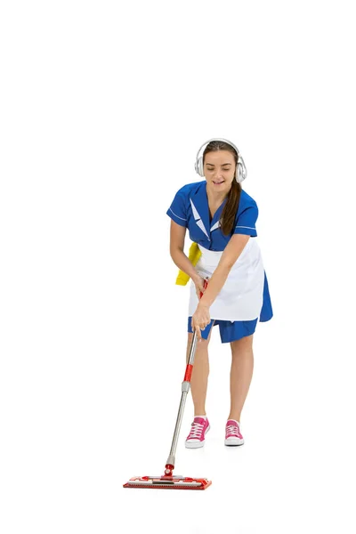 Ritratto di donna fatta, donna delle pulizie in uniforme bianca e blu isolata su sfondo bianco — Foto Stock