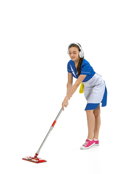 Portret van een vrouw gemaakt, schoonmaakster in wit en blauw uniform geïsoleerd over witte achtergrond — Stockfoto