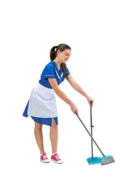 Beyaz arka planda izole edilmiş beyaz ve mavi üniformalı temizlikçi kadın portresi.