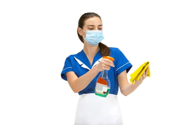Retrato de mulher feita, trabalhador de limpeza em uniforme branco e azul isolado sobre fundo branco — Fotografia de Stock