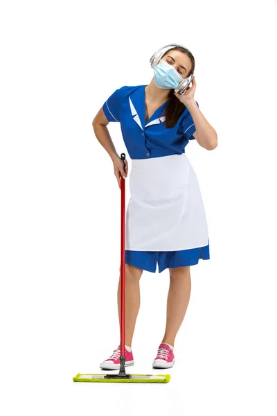 Retrato de mulher feita, trabalhador de limpeza em uniforme branco e azul isolado sobre fundo branco — Fotografia de Stock