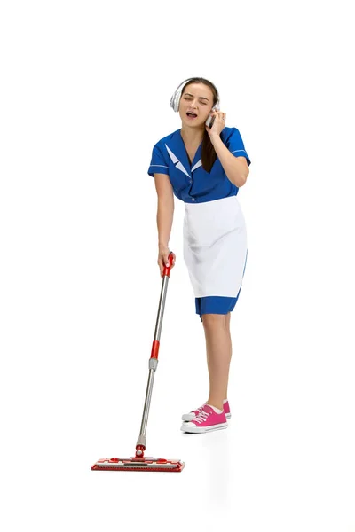 Retrato de mulher feita, trabalhador de limpeza em uniforme branco e azul isolado sobre fundo branco — Fotografia de Stock