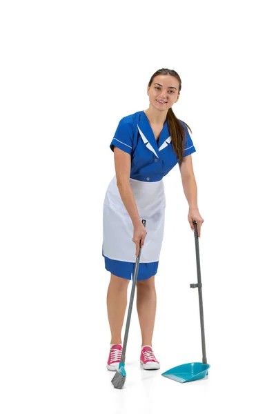 Retrato de mulher feita, trabalhador de limpeza em uniforme branco e azul isolado sobre fundo branco — Fotografia de Stock