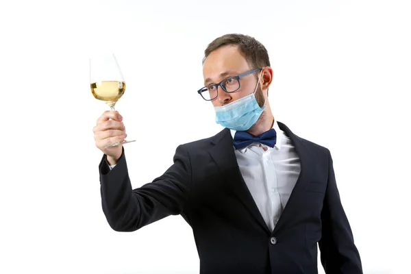 Retrato de sommelier masculino en traje aislado sobre fondo blanco — Foto de Stock