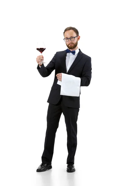 Retrato de sommelier masculino en traje aislado sobre fondo blanco — Foto de Stock