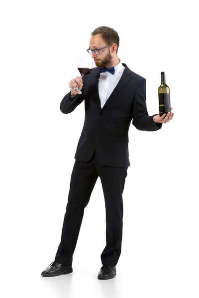 Retrato de sommelier masculino en traje aislado sobre fondo blanco — Foto de Stock