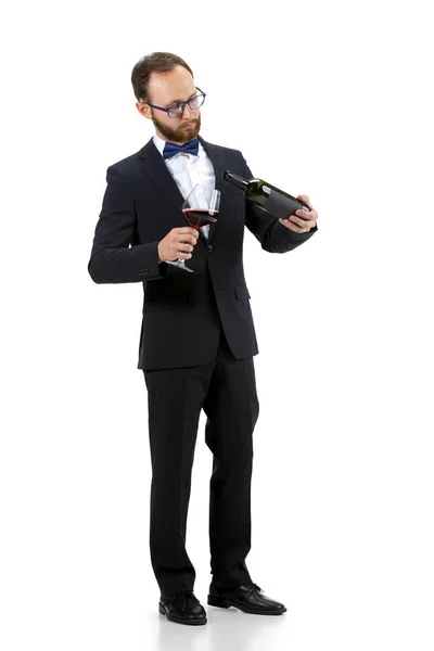 Retrato de sommelier masculino en traje aislado sobre fondo blanco — Foto de Stock